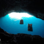 caverna com águas azuis cristalinas no sul da itália, praia a mare