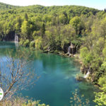 lagos de águas azuis e verdes no parque nacional Plitvice Lakes, na Croácia