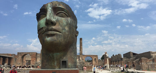 estátua de rosto gigante em pompeia, itália