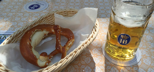 caneco de chopp e pretzel na cervejaria HB, em Munique, alemanha