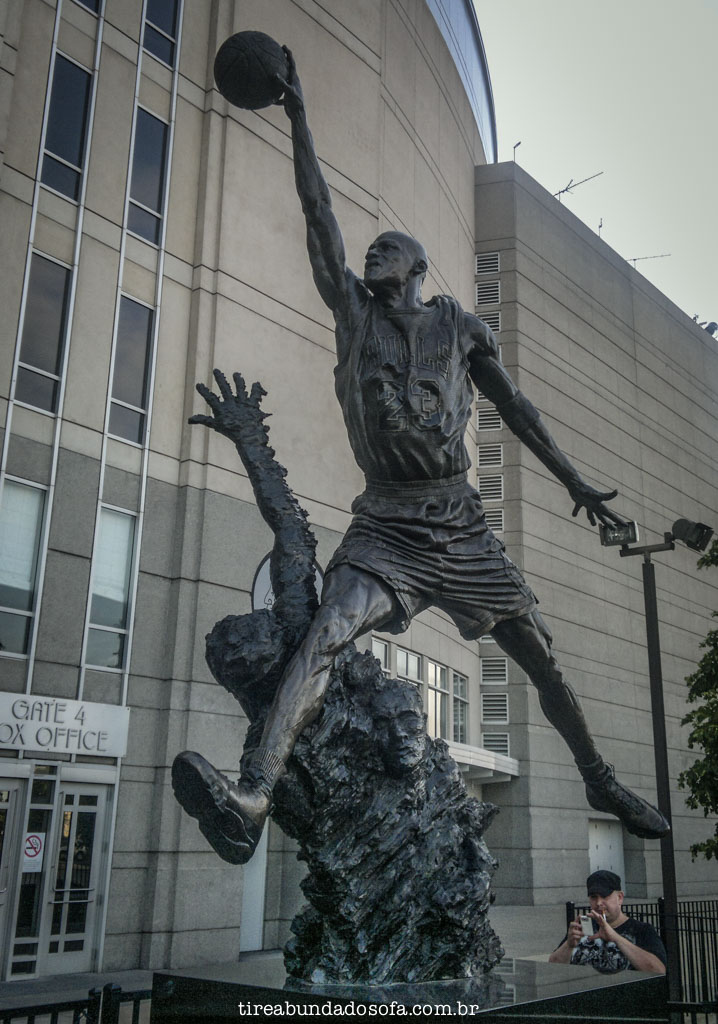 estátua do michael jordan, no united center em chicago