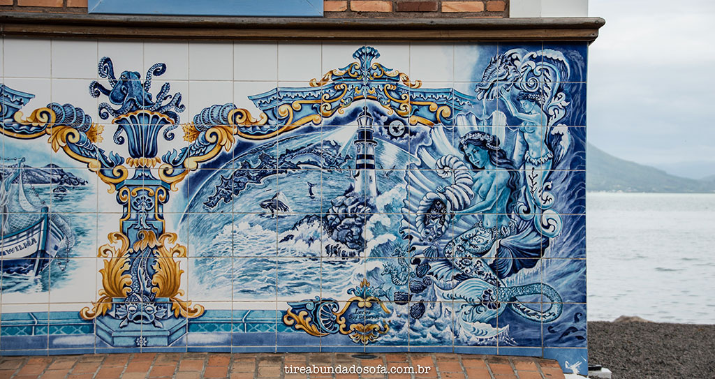 azulejo português decorando casas e restaurantes em Ribeirão da Ilha