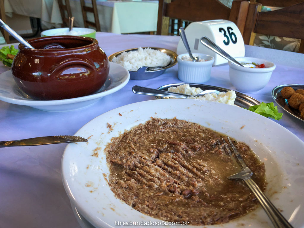 o famoso barreado de morretes, prato típico do paraná
