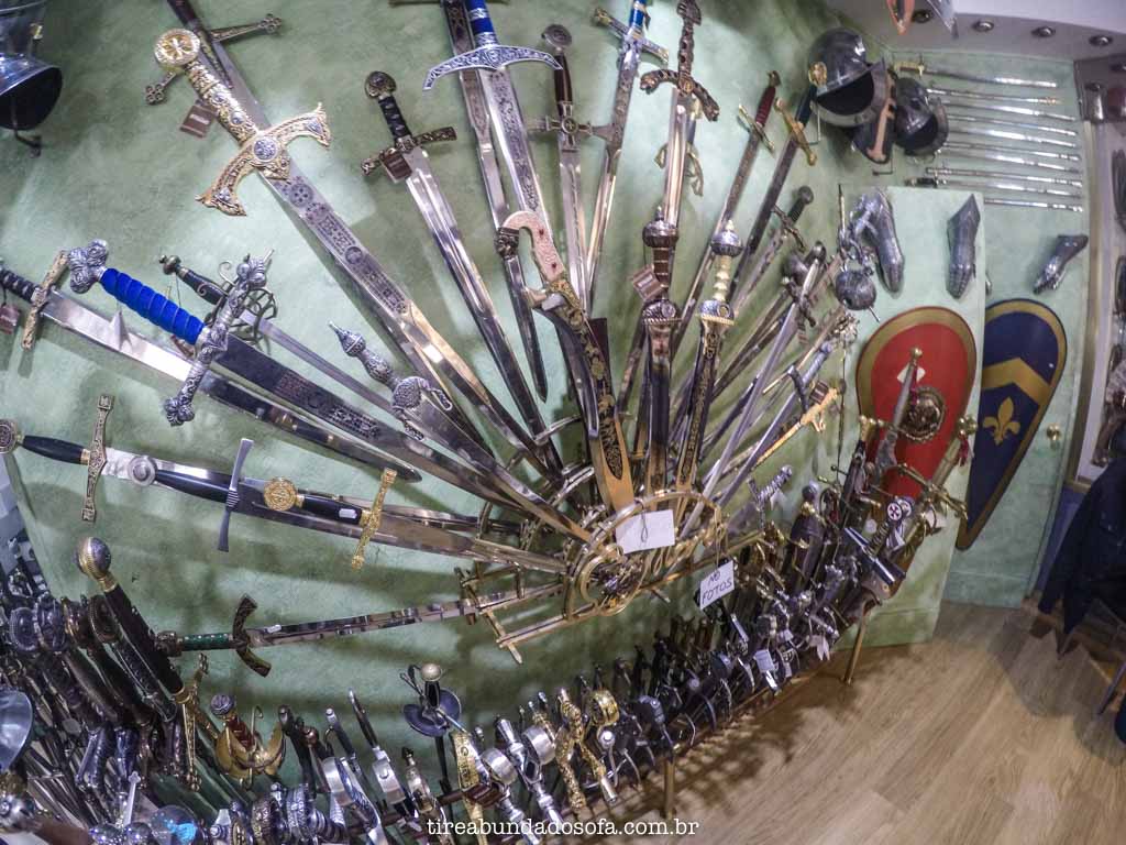 Espadas em tamanho real, para vender em Toledo, perto de Madrid, espanha