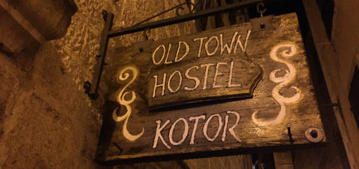 placa do old town hostel, em kotor, montenegro