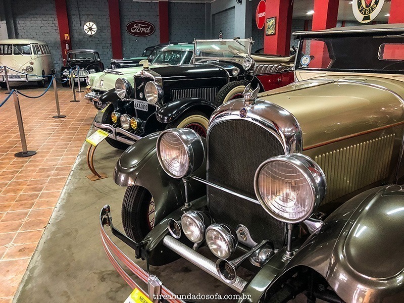 carros antigo no museu do automóvel em curitiba