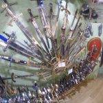 Espadas em tamanho real, para vender em Toledo, Espanha