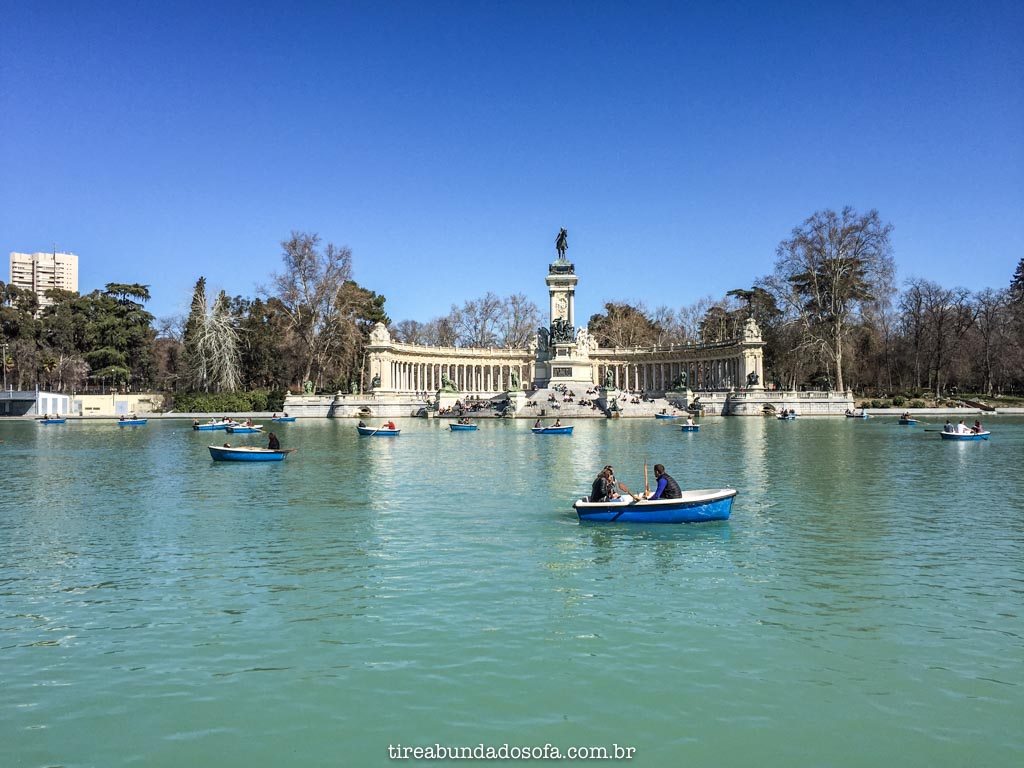 O Grande Lago, com o Monumento ao fundo, dentro do Parque de El Retiro, em Madrid, Espanha