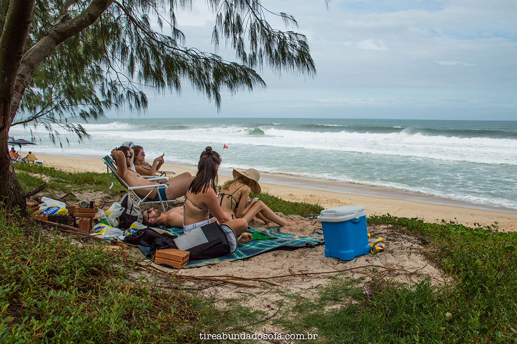 grupo de amigos fazendo pique nique na praia do moçambique