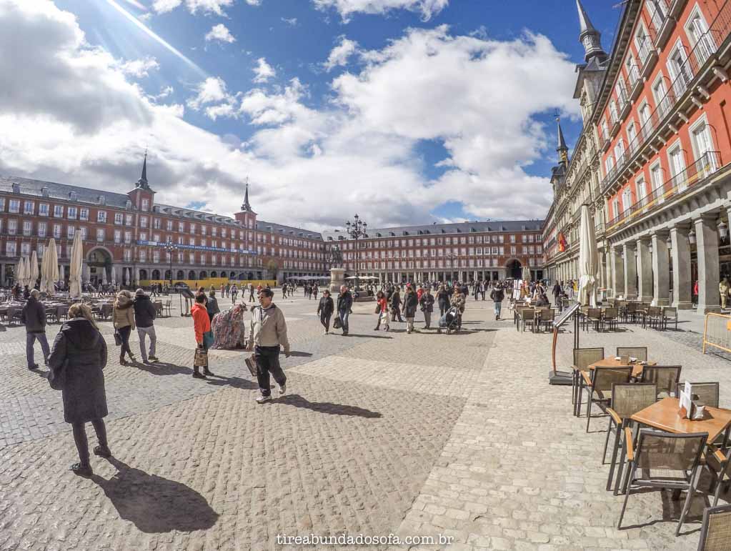 Plaza Mayor, rodeada por bares e restaurantes, em Madrid, Espanha