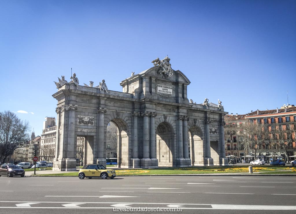 A majestosa Puerta de Alcalá, em Madrid, Espanha