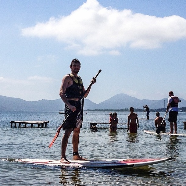 Beneth fazendo stand up paddle na lagoa da conceição, em Florianópolis