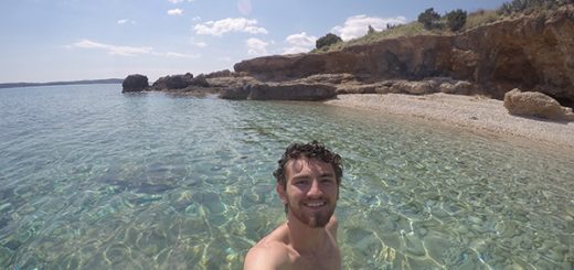 Tomando banho de mar em uma praia de Hvar, na Croácia