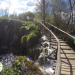 caminhos por cima da água do parque nacional Plitvice Lakes, na Croácia