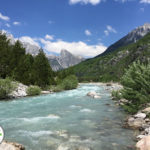 rio cor de gelo nos alpes albaneses, montanhas da albânia, theth