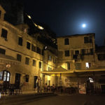 lua cheia na noite da old town kotor, montenegro
