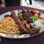 prato de carnes assadas em kotor, montenegro