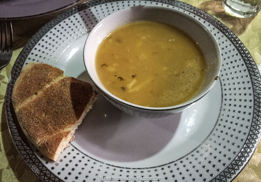 sopa quente, servida no refuge du toubkal, no marrocos