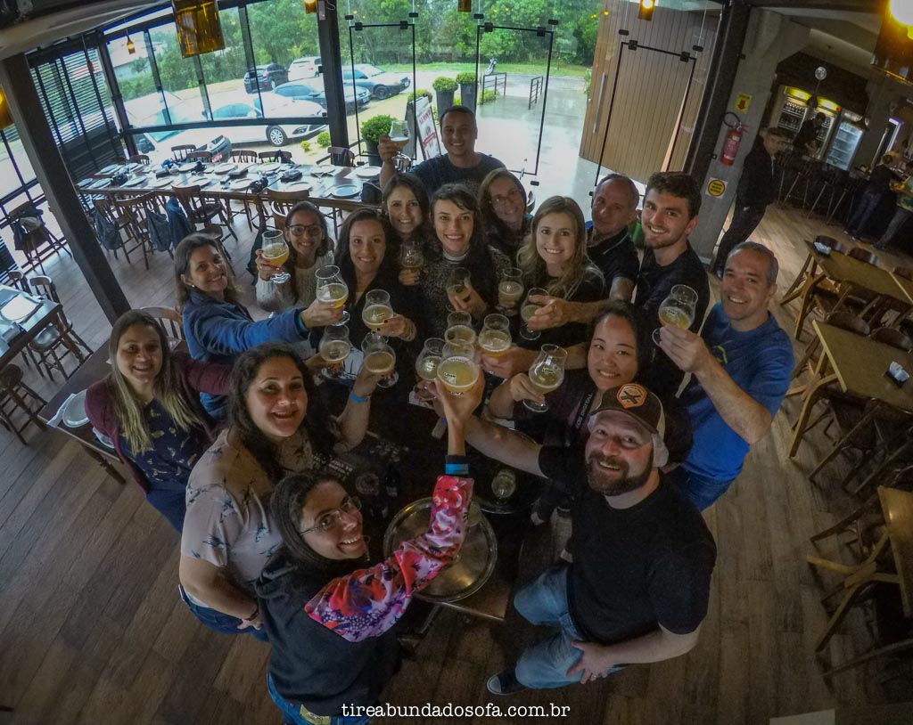 blogueiros de viagem reunidos na cervejaria lohn bier, durante o encontro rota sul
