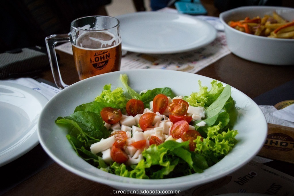 Salada verde e fresca no restaurante da cervejaria lohn bier