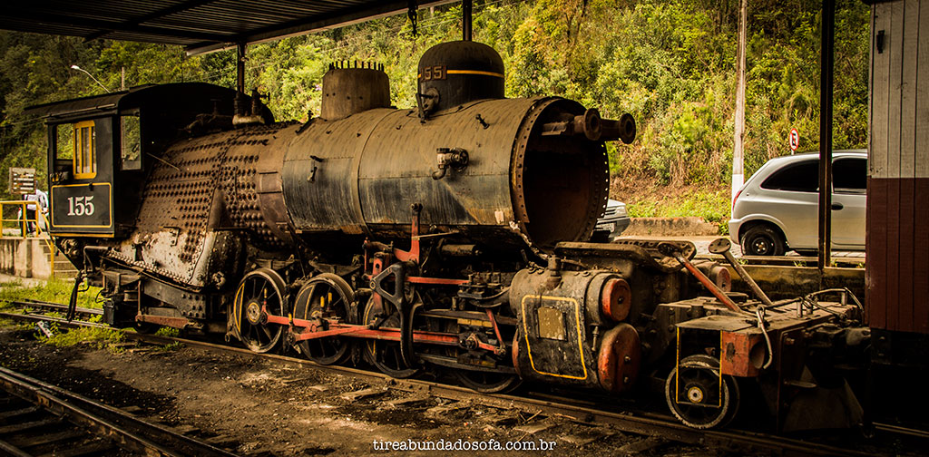 locomotiva antiga, parada na estação de Rio Negrinho