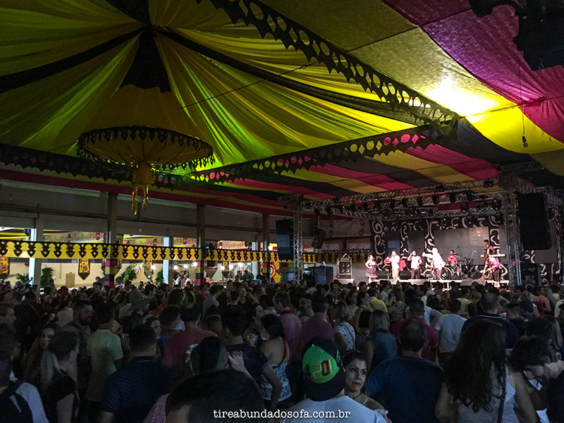 Baile com músicas alemãs na Schützenfest, em Jaraguá do Sul