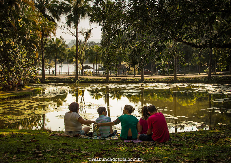 família fazendo piquenique no parque malwee em jaraguá do sul