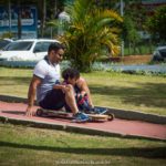 Homem brincando com seu filho no parque das nações, em criciúma