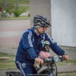 homem passeando com cachorro no parque das nações, em criciúma