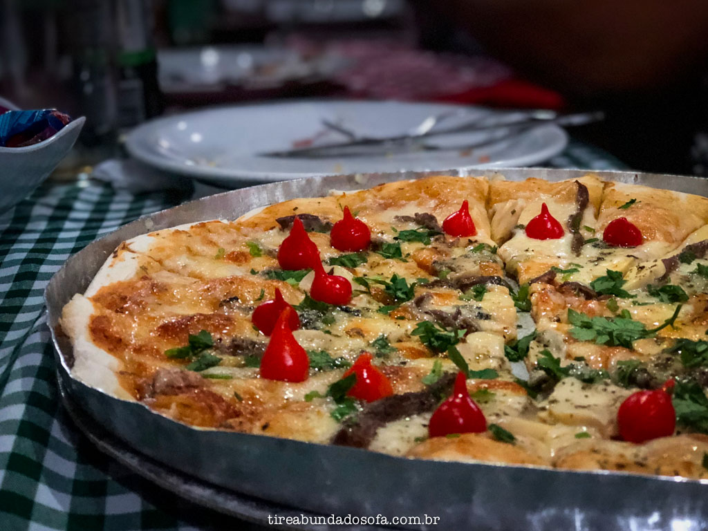 pizza tradicional italiana, na pizzaria lincontro, em santa leopoldina