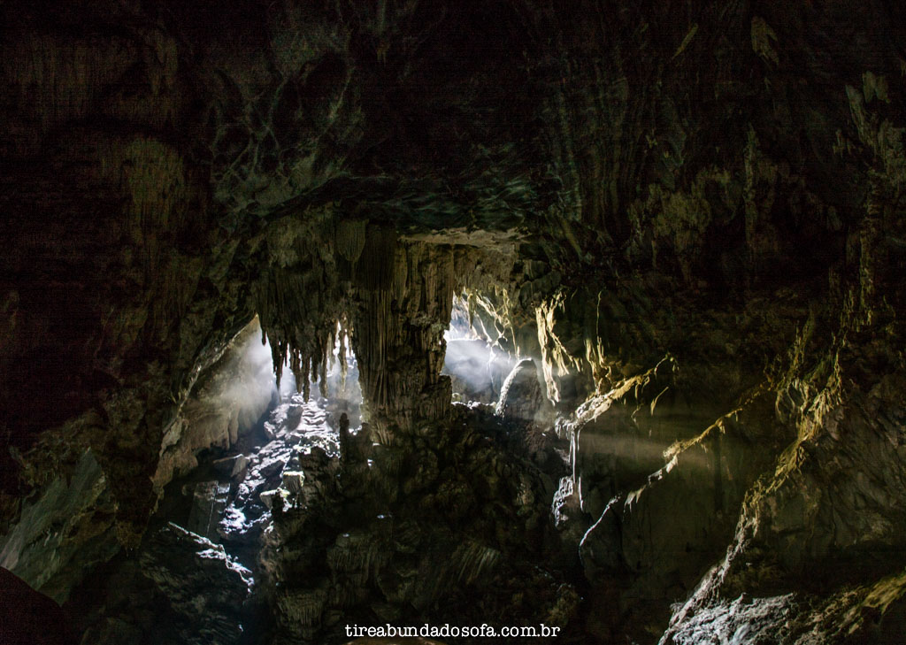 Vista de dentro da entrada da caverna ouro preto, núcleo santana, petar