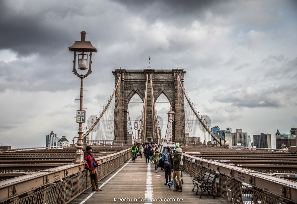 A famosa Brooklyn Bridge, que liga manhattan e brooklyn, em nova york