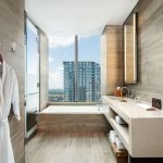 banheiros com hidromassagem, no hotel EAST, em miami