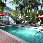 Área externa com piscina, no SoBe Hotel Miami, em Miami Beach