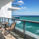Vista linda para o mar de Miami Beach, no Cote D'Azur Ocean Apartments