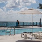 Área externa, com piscina e vista para o mar, no Cote D'Azur Ocean Apartments, em Miami Beach