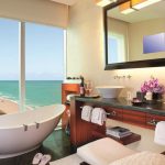 Banheiro com vista sensacional, no The Ritz Carlton, resort de luxo em Key Biscayne, Miami