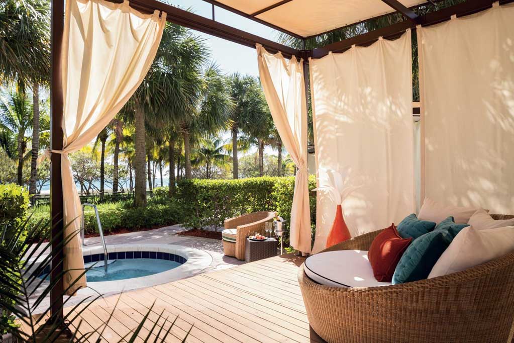 Área externa exclusiva, no The Ritz Carlton, hotel em Key Biscaye, Miami