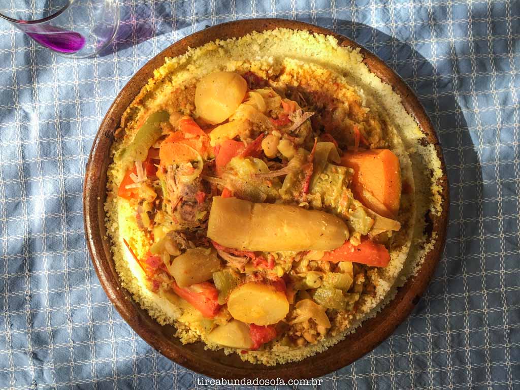 Tradicional cuscuz marroquino, com carne e legumes