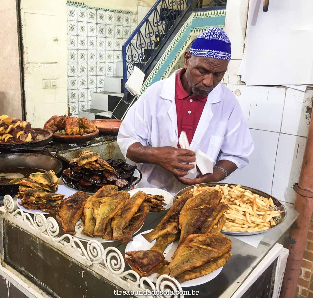 Barraquinha que vende peixe frito, em Marrakech, Marrocos