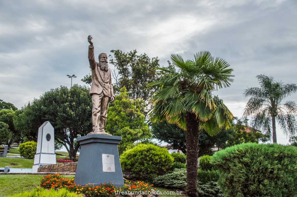 Monumento de Andreas Thaler, fundador de Treze Tílias, Santa Catarina