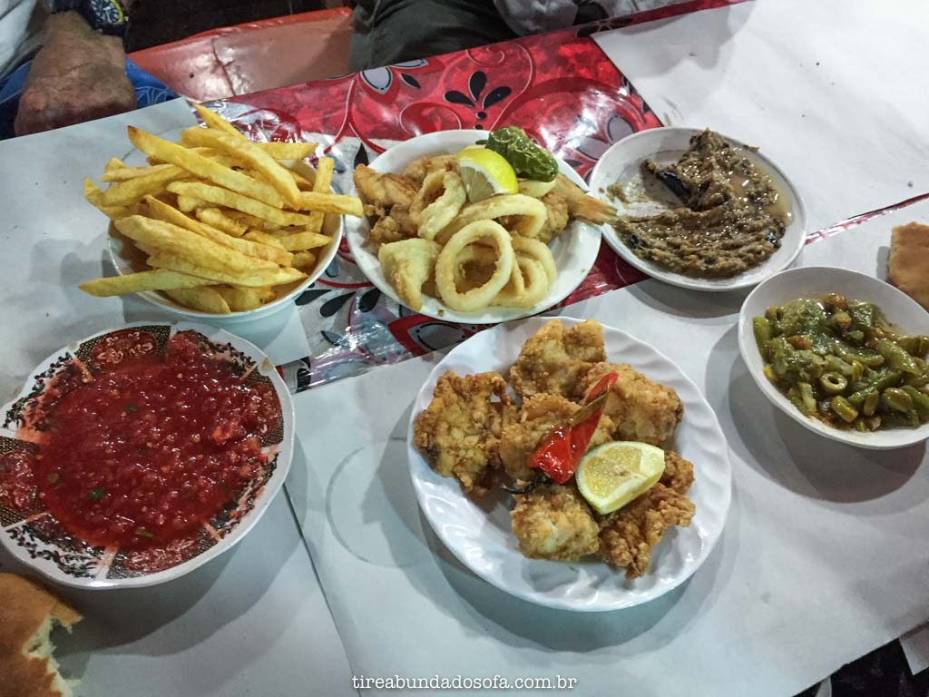 Peixe frito com acompanhamentos, comidas típicas do marrocos