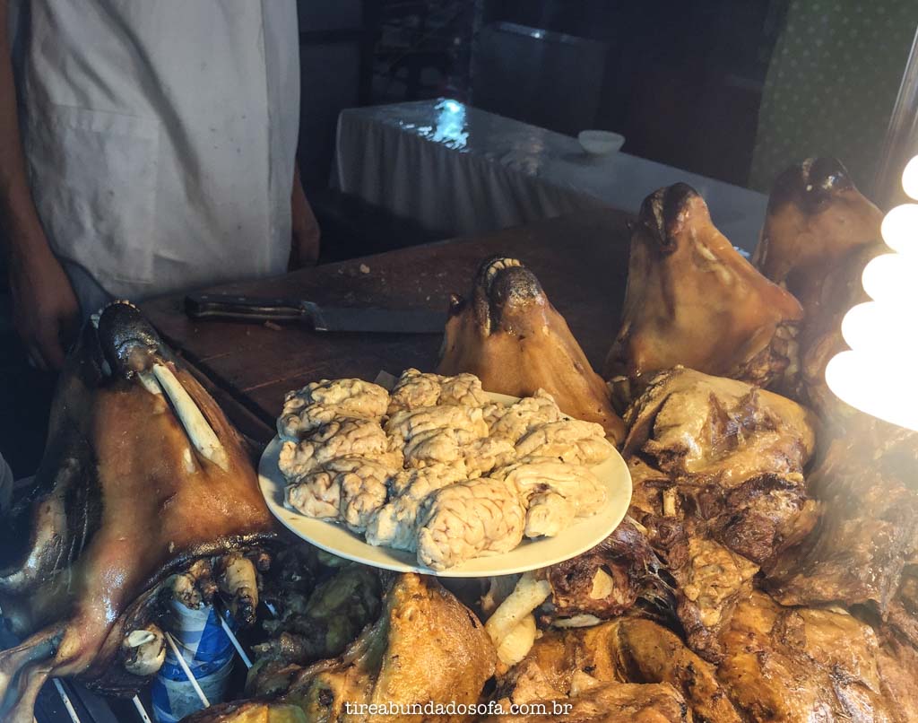 barracas de comida na rua de marrakech, vendendo carne de cabra