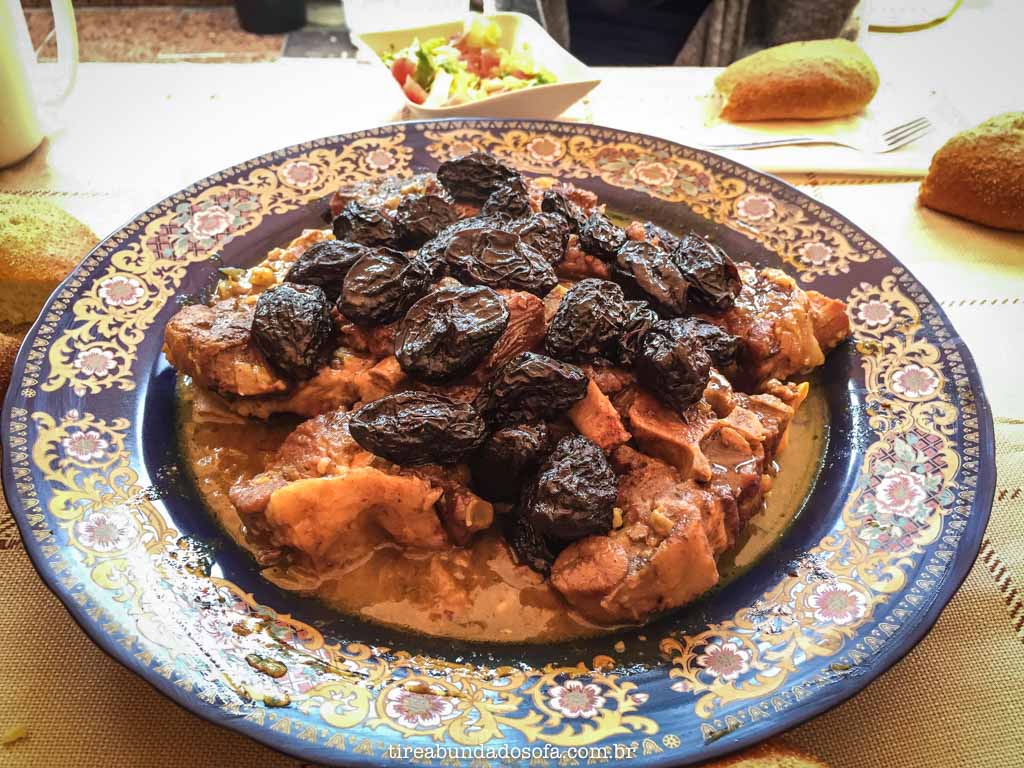 Tajine de ovelha com ameixas, prato típico do Marrocos
