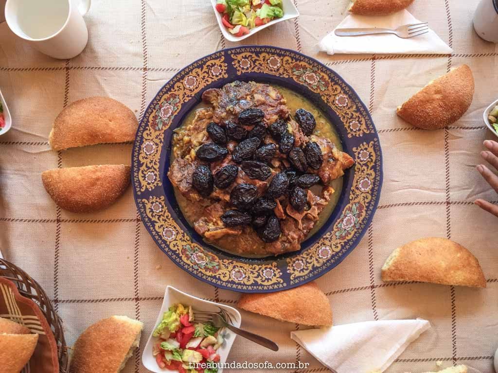 Tajine de cabra com ameixas, acompanhado de pão, comida típica do marrocos