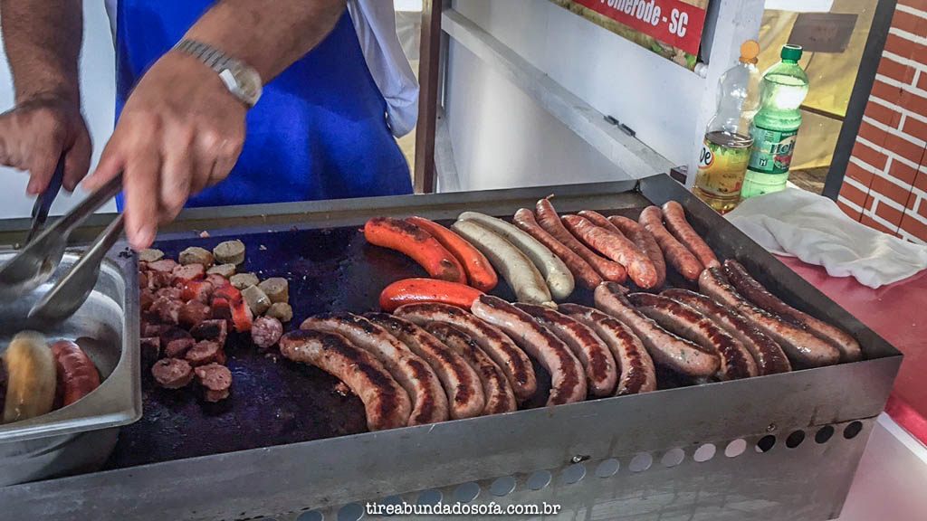 A tradicional salsicha alemã, na festa pomerana, em pomerode, SC