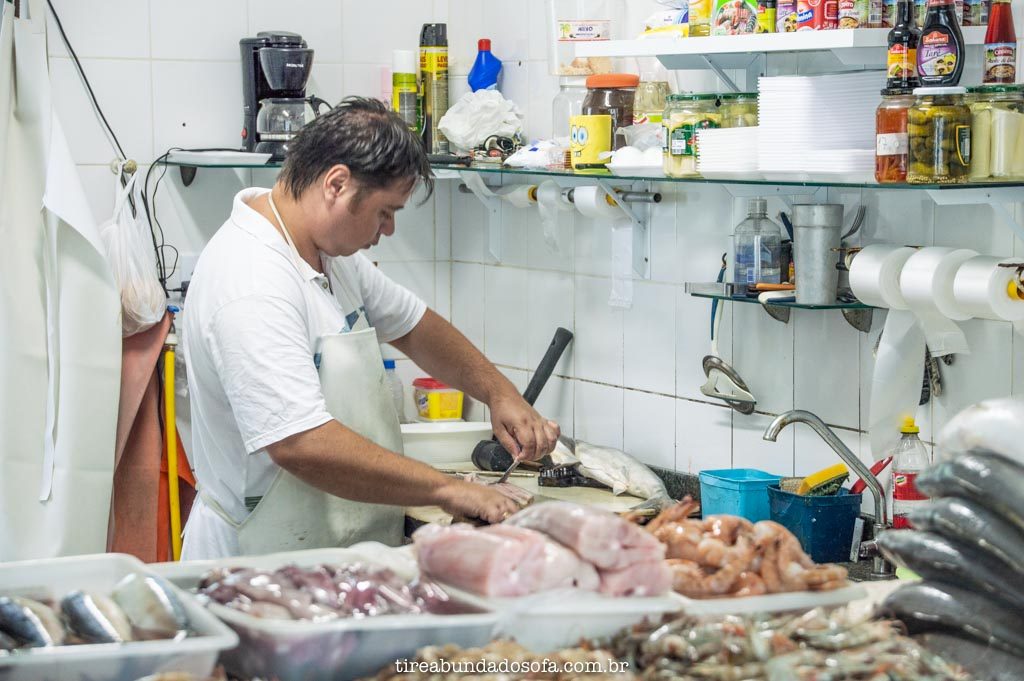 homem trabalhando no mercado de peixes, em peruíbe, são paulo