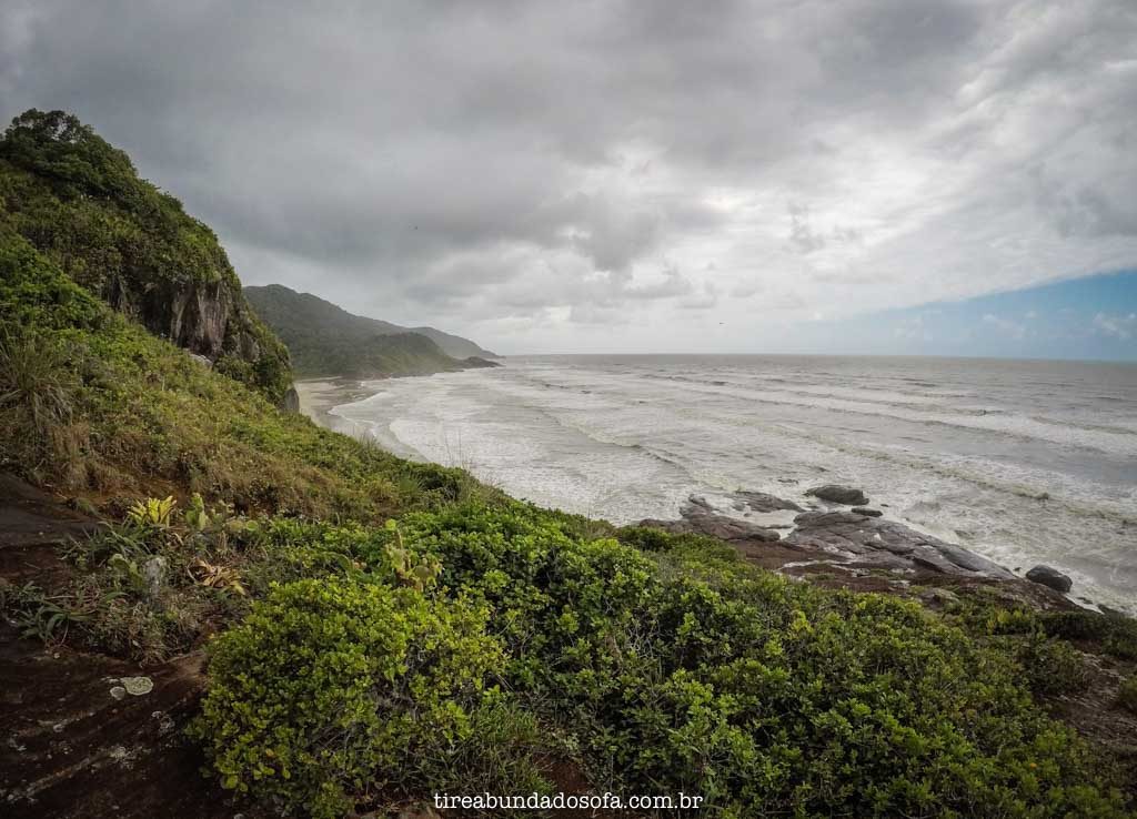 Praia do Camborê, vista do alto da trilha, em peruíbe, sp