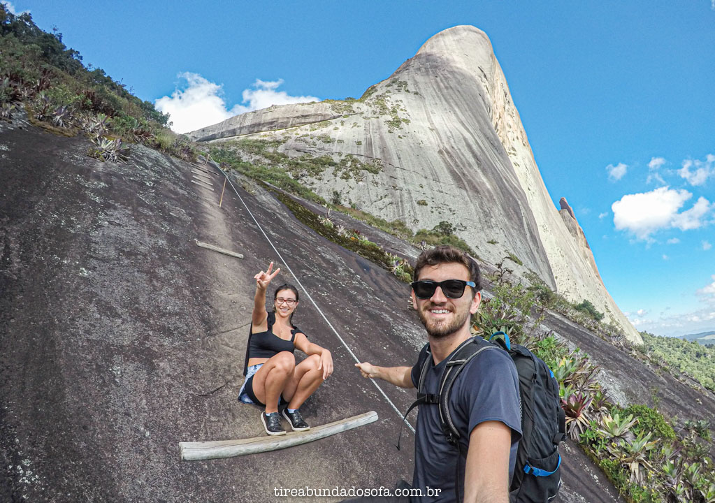 casal subindo a Trilha no Parque Estadual da Pedra Azul