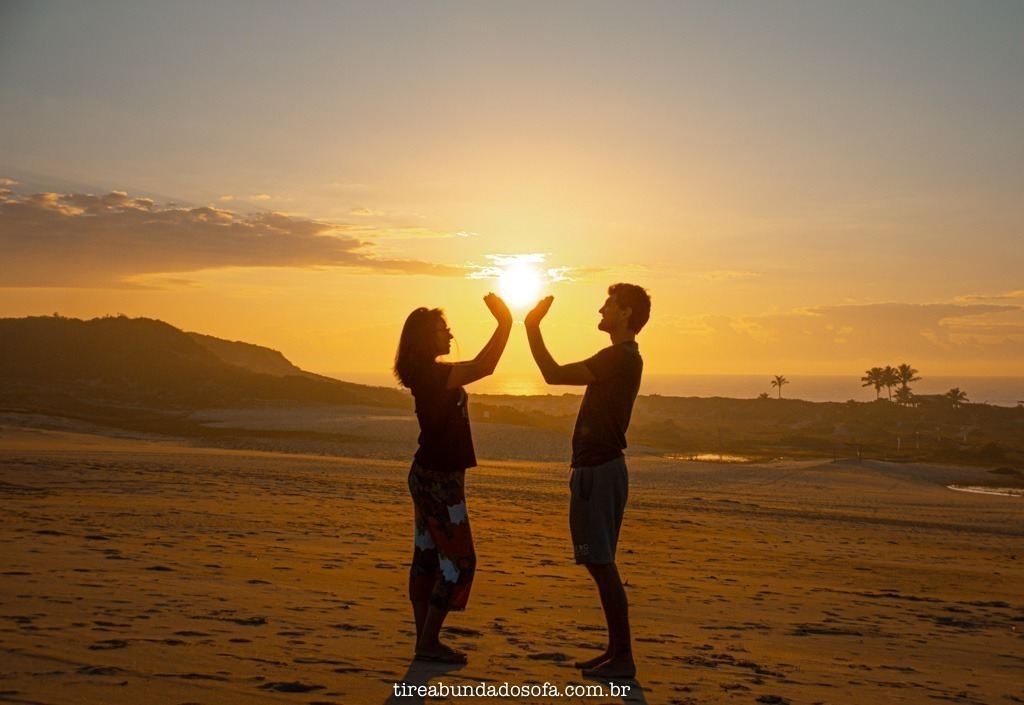 casal no Pôr do sol nas dunas de Itaúnas
